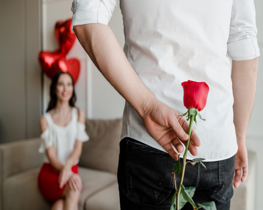 Love Bombing Nedir? İlişkilerde Yoğun Sevgi Tuzağı